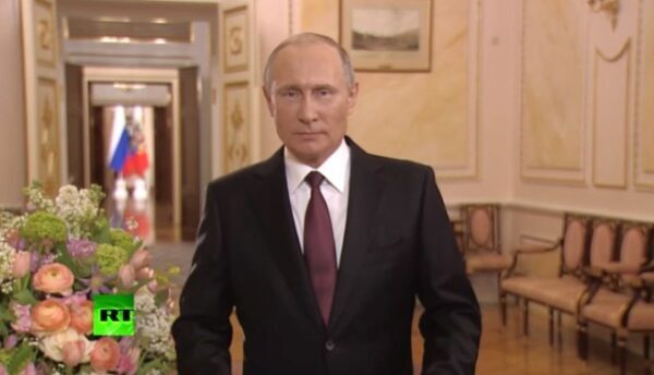 Путин снова поздравил женщин с 8 марта стихами. Но опять не своими…