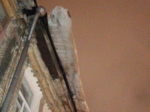 Саратовец заметил опасную наледь на крыше дома по Мичурина