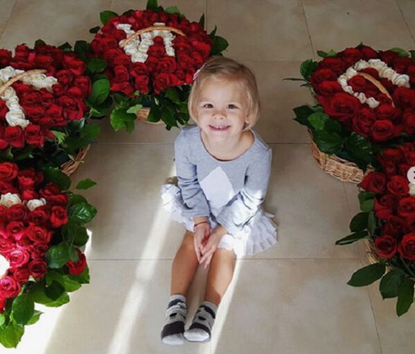 Тимати преподнес своей дочери на праздник пять корзинок роз с ее именем