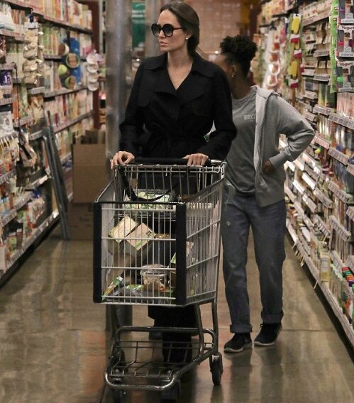 Тощая Анджелина Джоли шокировала посетителей супермаркета