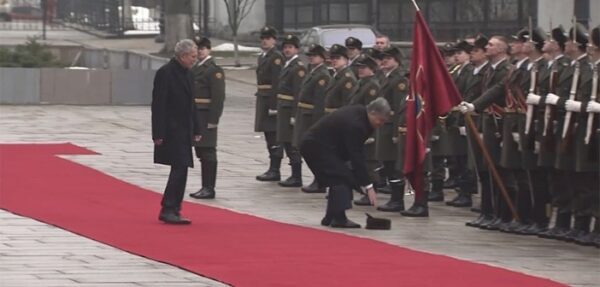 У военного упала шапка на церемонии встречи Порошенко с президентом Австрии