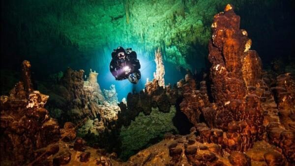Ученые: Астероид, убивший динозавров, создал самые красивые подводные пещеры в мире?