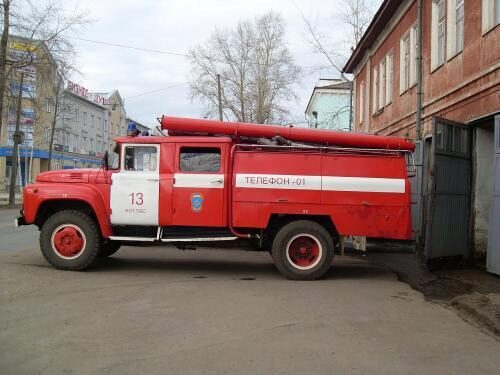 Ущерб от пожара в автосалоне в Петербурге оценили в больше 10 млн рублей