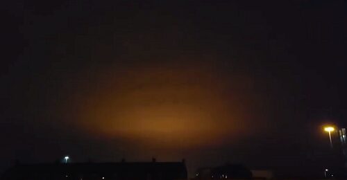В Британии очевидцы сняли на видео необычное оранжевое свечение в небе