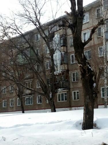 В Кирове снимают сосульку размером в четыре этажа