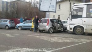 В Краснодаре автоледи устроила ДТП с маршруткой: трое пострадали