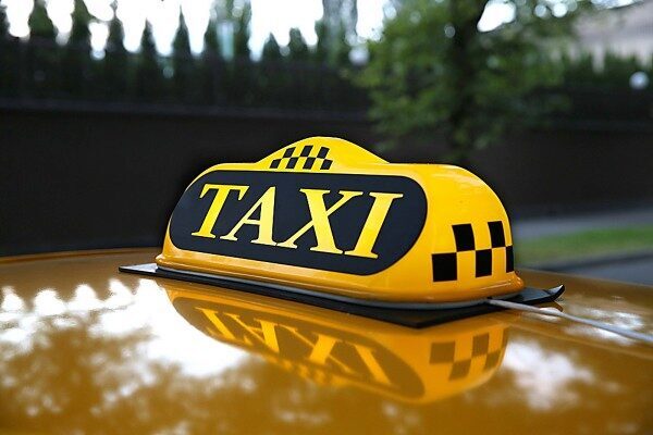 В Москве таксист обокрал пассажирку и высадил на полпути