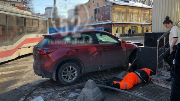 В Нижнем Новгороде иномарка сбила двух пешеходов у ТЦ «Лобачевский плаза»