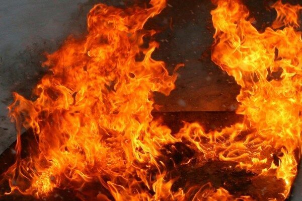 В Новосибирске из горящего дома спасли 25 человек