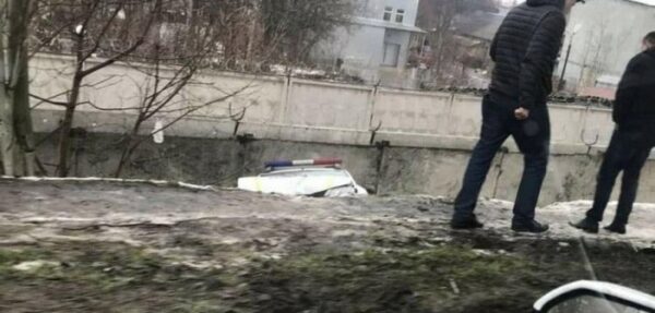 В Одессе патрульный автомобиль упал с моста
