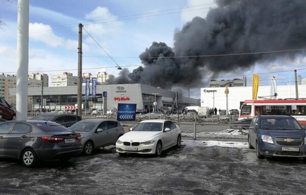 В Петербурге – серьезный пожар в автоцентре