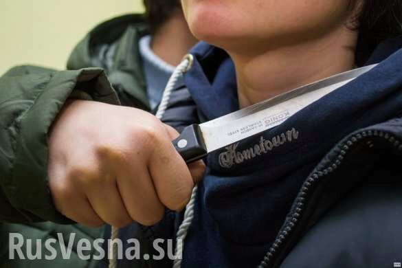 ВАЖНО: В Ростове мужчина с кинжалом захватил заложника на улице (ВИДЕО)