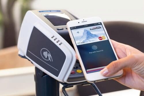 Apple Pay стал доступен для МКБ с картами международных платежных систем