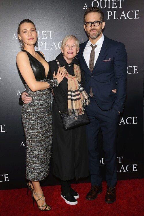 Блейк Лайвли и Райан Рейнольдс с мамой на премьере в Нью-Йорке после слухов о проблемах в браке