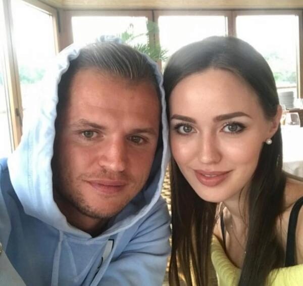 Дмитрий Тарасов выставил на обозрение супругу без макияжа