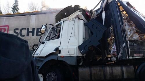 Грузовик в результате ДТП разлил на дороге в Ленобласти сотни литров пива