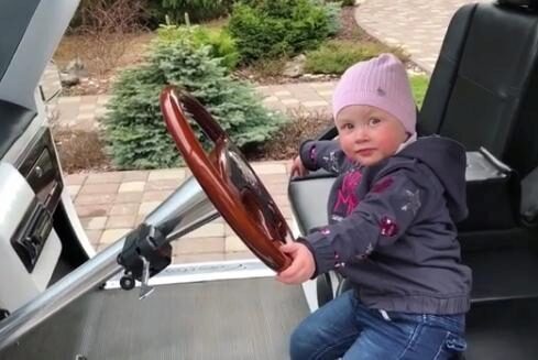 Игорь Николаев показал на видео, как его дочь управляет гольф-машиной