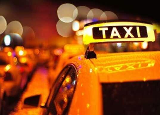 Лишенный прав за пьяную езду водитель устроился работать в такси – и его взяли