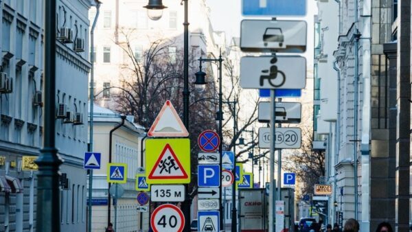 На 20 улицах Нижнего Новгорода дорожные знаки приведут в порядок