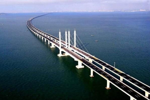 На автодорожной арке Крымского моста начали укладывать асфальт