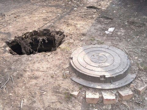На детской площадке в Ленинском районе нашли опасную яму