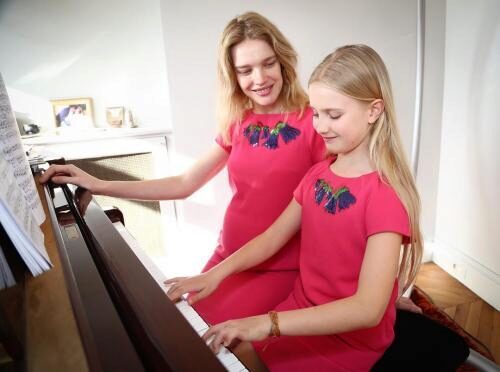 Наталья Водянова впечатлила публику видео с экзамена по музыке своей дочери