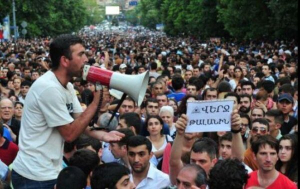 Протесты в Ереване: к парламенту стянули водометы и бронетехнику