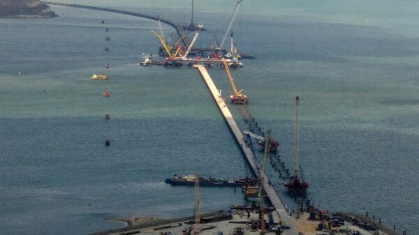 Рабочие Крымского моста устанавливают последний метр асфальта