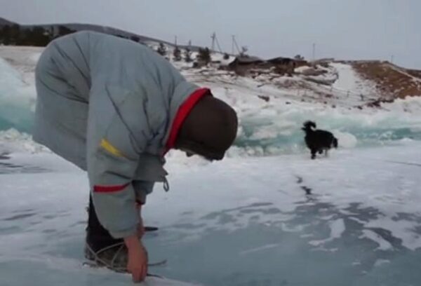 Рассекающая по Байкалу на самодельных коньках бабушка покорила зарубежные СМИ