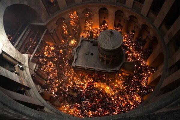 СМИ: Христиане ожидают схождения Благодатного огня в храме Гроба Господня