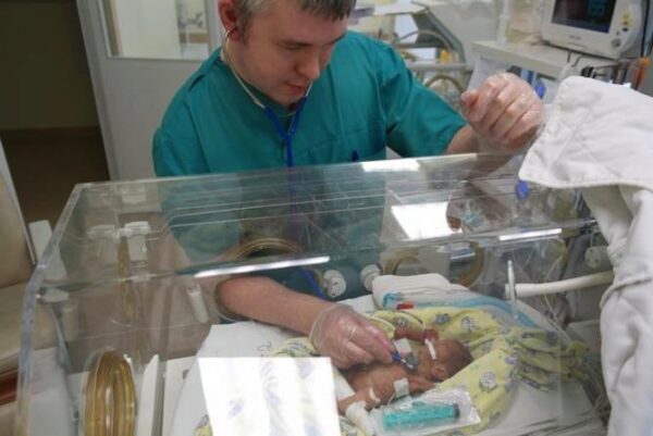Свердловские врачи провели уникальную операцию по спасению новорожденного весом 530 грамм