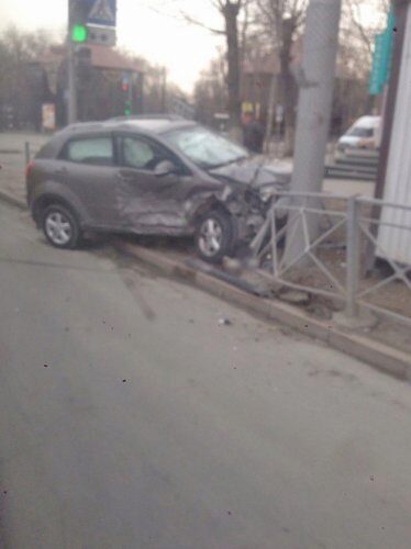 Toyota Camry и SsangYong столкнулись на перекрёстке в Новосибирске