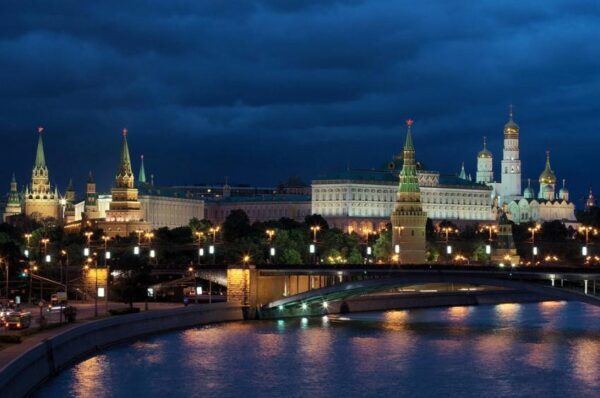 В Москве атмосферное давление падает к рекордно низкой отметке
