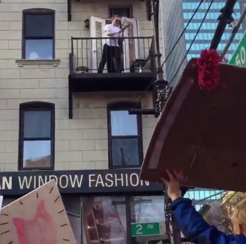 В Новосибирске мужчина бросался посудой и вещами с балкона