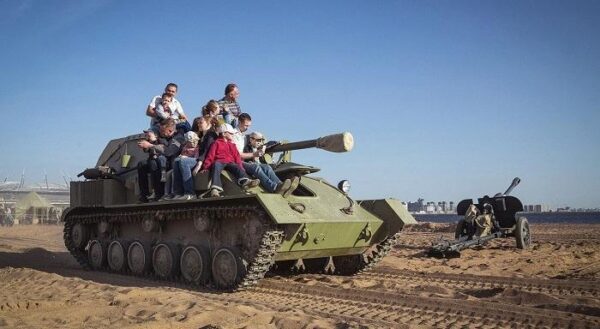В Петербурге на военно-историческом фестивали под танк Т-60 упали двое детей и мужчина