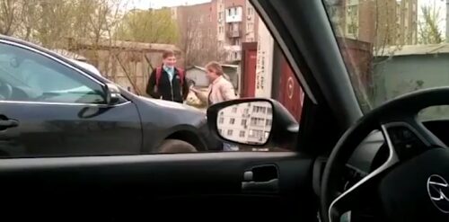 В Ростове девочка выцарапала нецензурную фразу на машине по просьбе матери