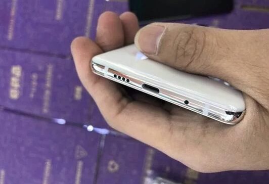 В Сети появились живые фотографии смартфона Xiaomi Mi 7