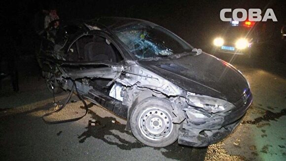 «Водитель просто невменяемый». В Екатеринбурге Peugeot врезался в мост. Пассажир погиб