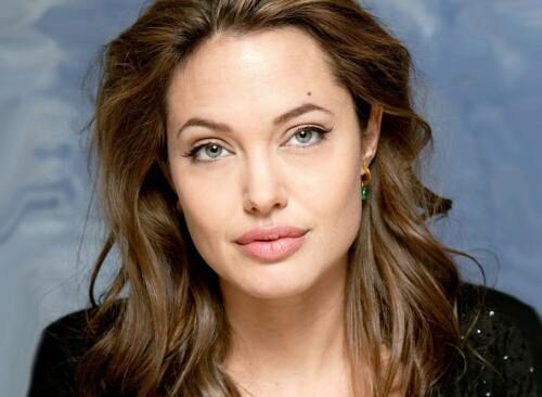 Анджелина Джоли продолжает носить обручальное кольцо, которое подарил Брэд Питт