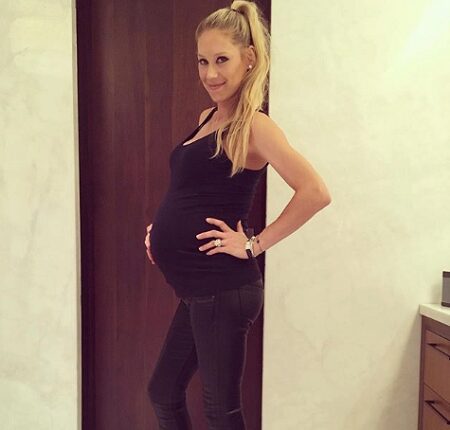 Анна Курникова опубликовала в Сети беременные снимки