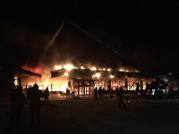 Два торговых центра горело ночью в Ноябрьске