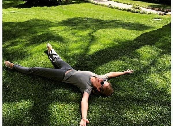 Хейтеры раскритиковали фото Ксении Собчак лежащей на траве