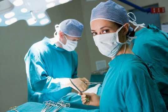 Хирурги за 12 часов пересадили сердце, печень и почки 26-летнему пациенту