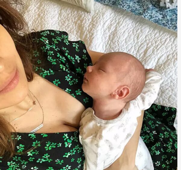 Недавно родившая жена Алека Болдуина заболела воспалением легких