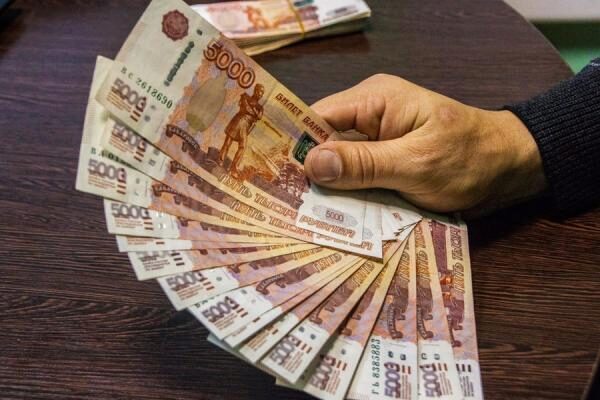 Опрос ВЦИОМ: 70% россиян не ждут роста зарплат после повышения МРОТ