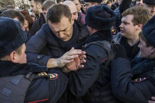 После задержания в Москве Алексей Навальный не выходит на связь