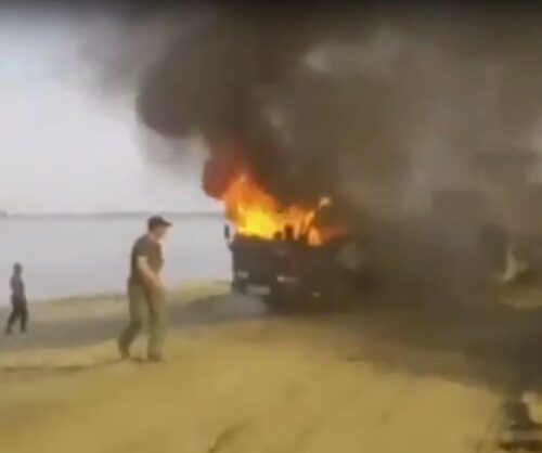 В Амурской области горящий грузовик утопили в реке