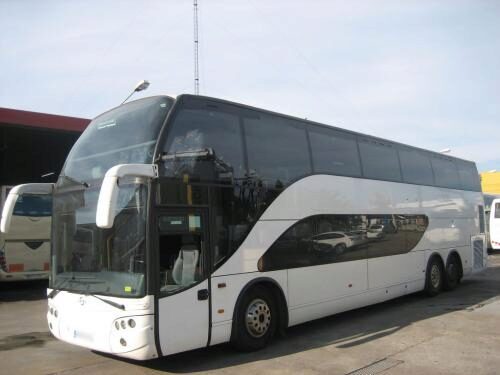 В Будапеште украинский автобус протаранил ограничитель высоты