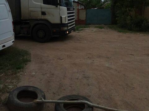 В Энгельсе из-за ремонта коммуникаций на Степной грузовики ездят через двор с детской площадкой