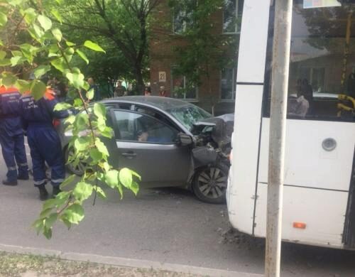 В Ростове иномарка протаранила пассажирский автобус